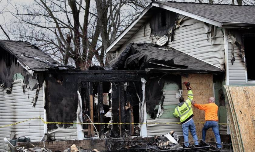 Οικογενειακή τραγωδία-μυστήριο: Ο πατέρας νεκρός από σφαίρα, η μητέρα πνίγηκε και το σπίτι κάηκε