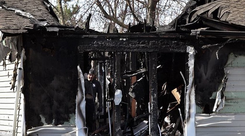 Οικογενειακή τραγωδία-μυστήριο: Ο πατέρας νεκρός από σφαίρα, η μητέρα πνίγηκε και το σπίτι κάηκε 