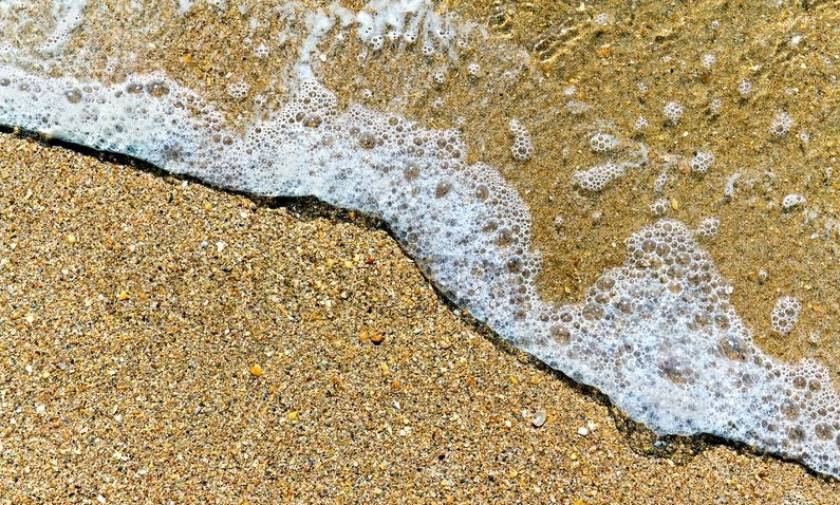 Συναγερμός: Γέμισε αφρούς η θάλασσα στο Ρέθυμνο