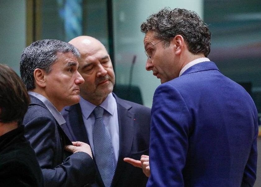 Απίστευτη φωτογραφία: Ο Τσακαλώτος «ικετεύει» τον Ντάισελμπλουμ στο Eurogroup!