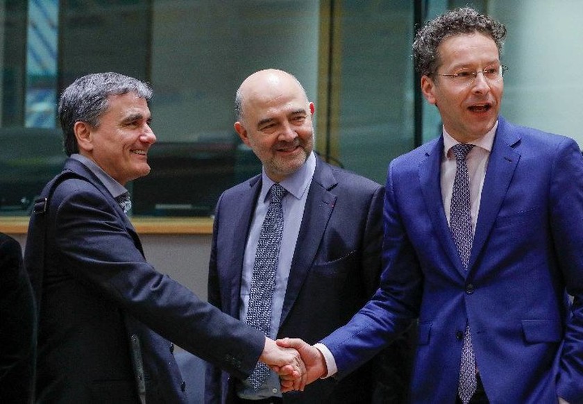 Απίστευτη φωτογραφία: Ο Τσακαλώτος «ικετεύει» τον Ντάισελμπλουμ στο Eurogroup!