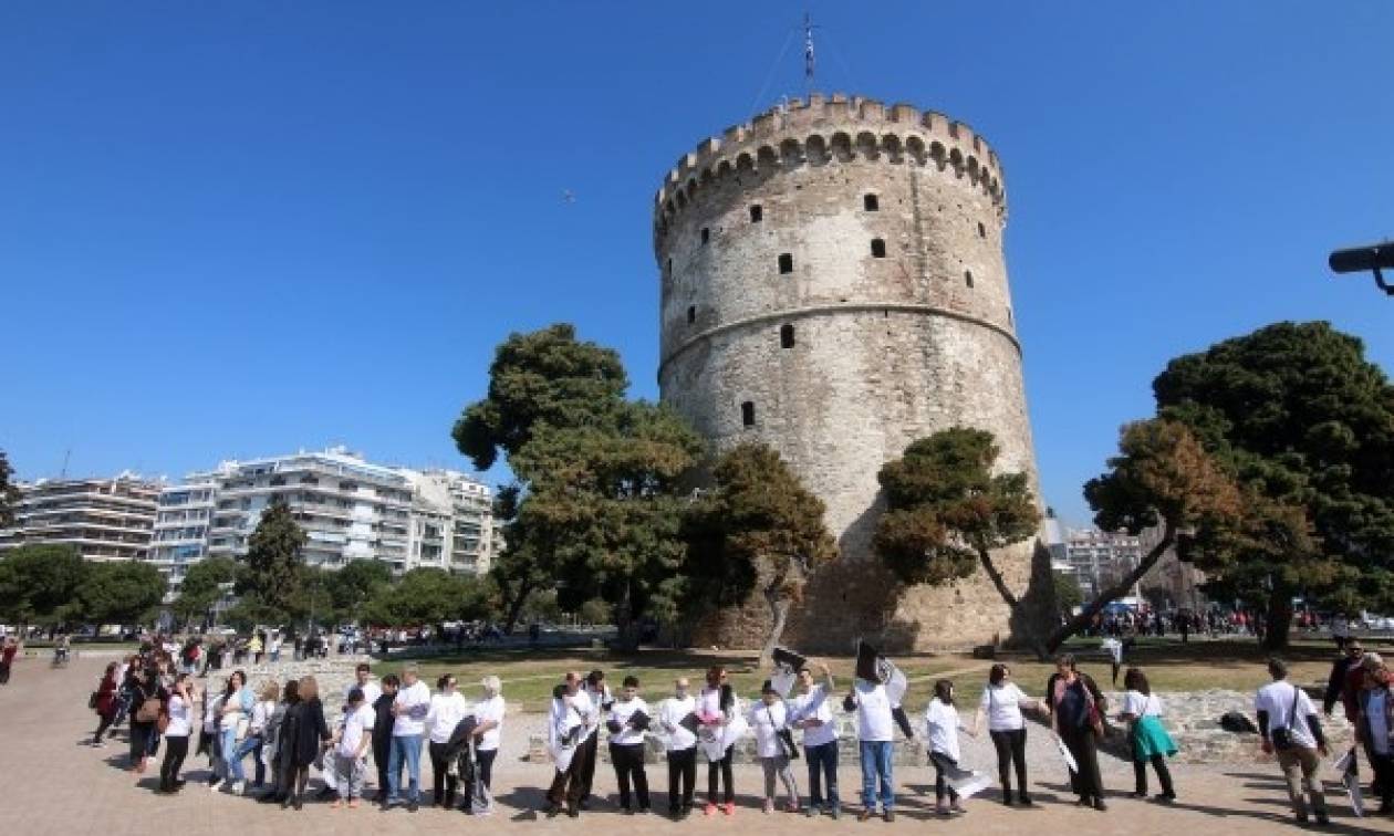 Θεσσαλονίκη: Παιδιά με σύνδρομο Down αγκάλιασαν το Λευκό Πύργο