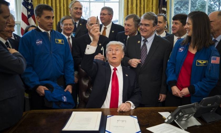 Ιστορική υπογραφή Τραμπ: Στέλνει τον άνθρωπο στον... Άρη!