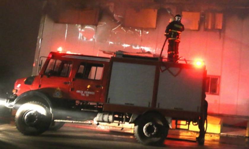 ΤΩΡΑ: Μεγάλη πυρκαγιά σε εργοστάσιο στα Οινόφυτα