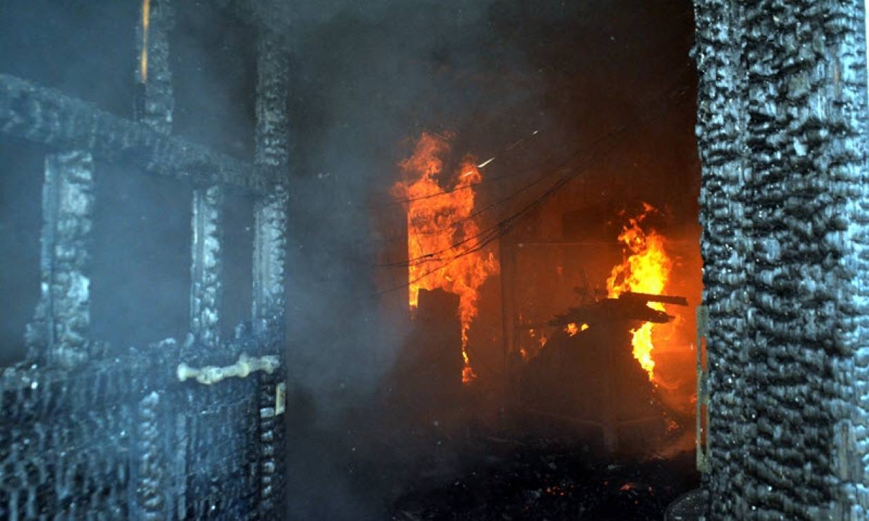 Διδυμότειχο: Στις φλόγες το τέμενος Βαγιαζήτ στο κέντρο της πόλης (video)