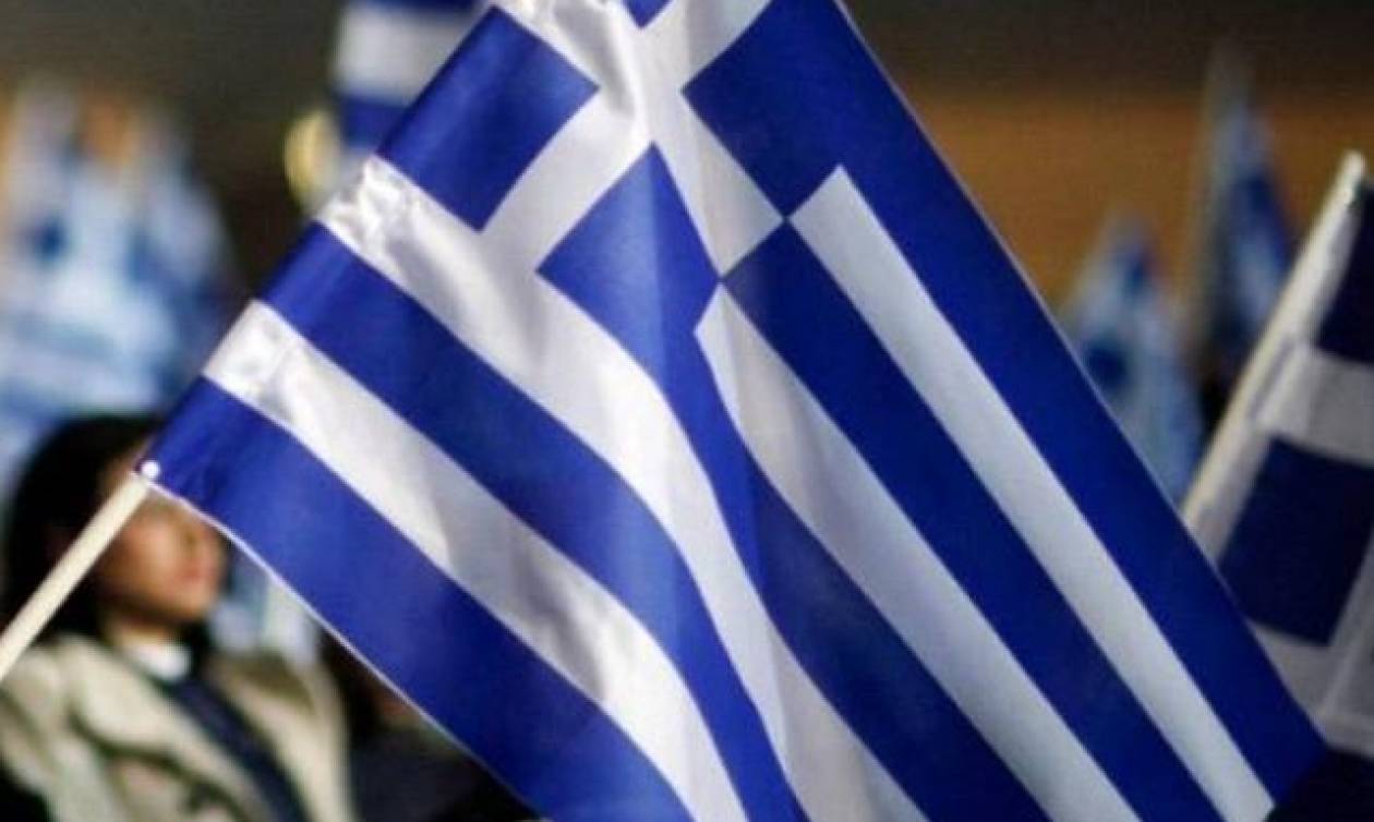 Νέα πρόκληση! Αλβανοί εθνικιστές κατέβασαν ελληνικές σημαίες στην Αυλώνα