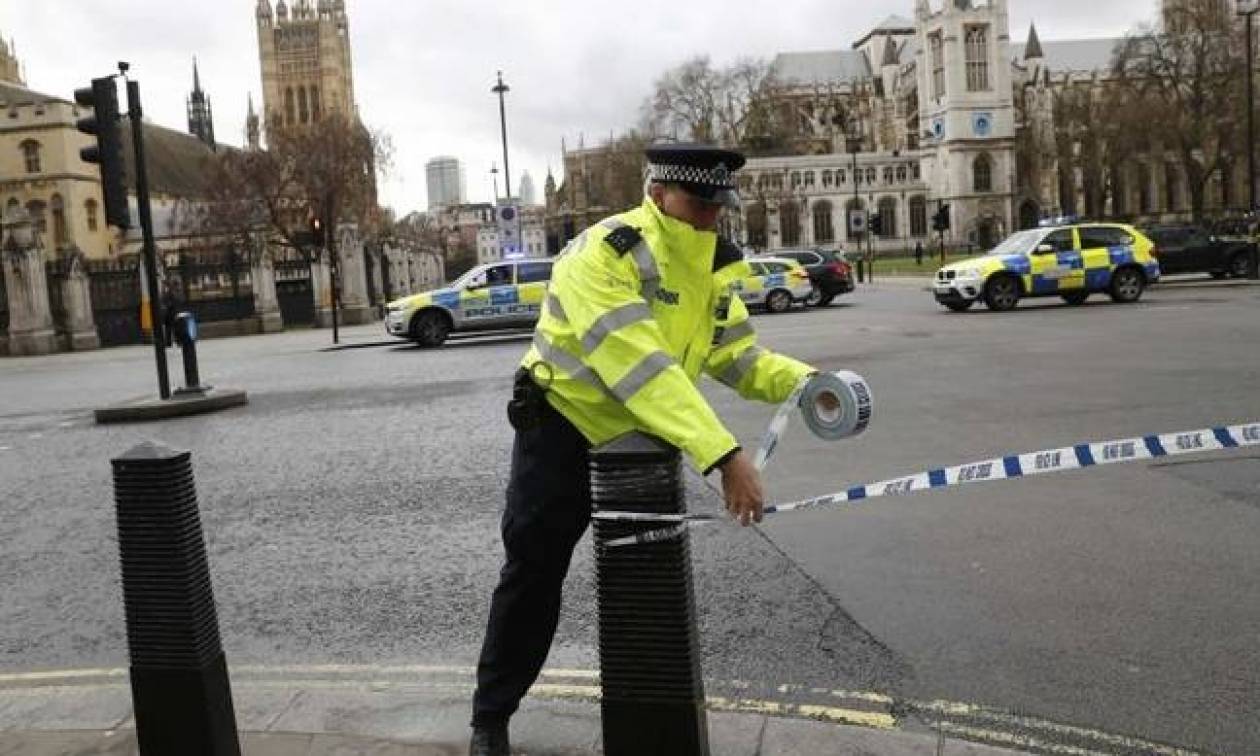 Τρομοκρατική επίθεση Λονδίνο: Φωτογραφίες - σοκ έξω από το βρετανικό κοινοβούλιο
