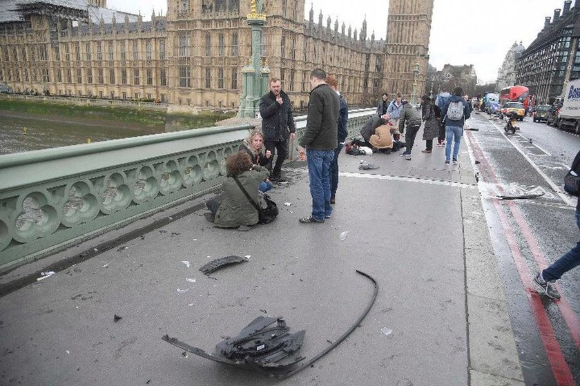 Συναγερμός στην Αγγλία: Φωτογραφίες - σοκ έξω από το βρετανικό κοινοβούλιο