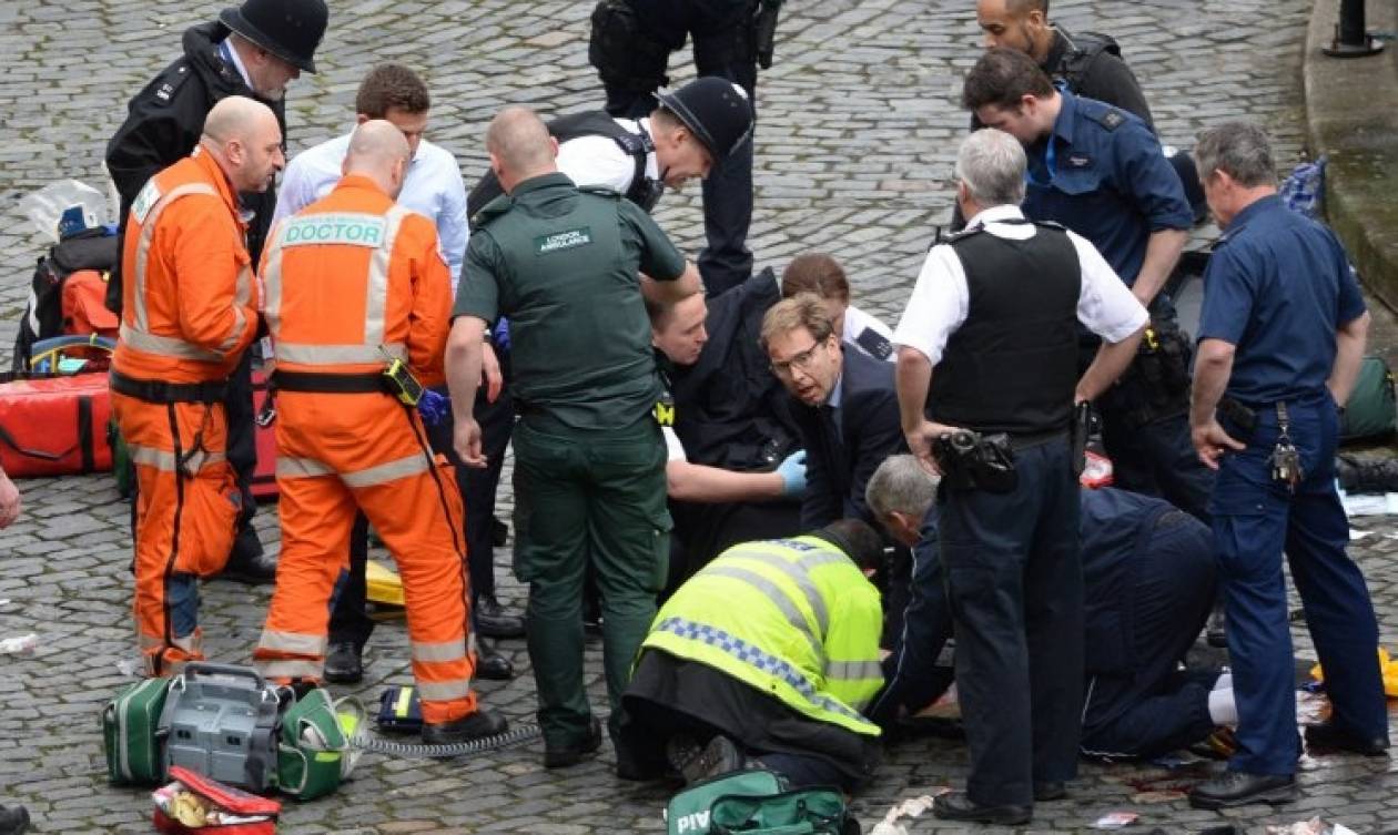 Επίθεση Λονδίνο: Θαρραλέος βουλευτής έτρεξε να δώσει το φιλί της ζωής στον μαχαιρωμένο φρουρό (pics)