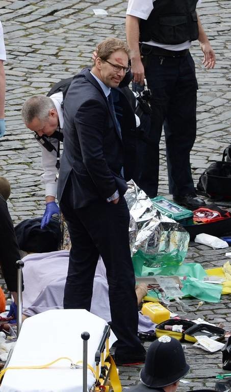 Επίθεση στο Λονδίνο: Θαρραλέος βουλευτής έτρεξε να βοηθήσει τον μαχαιρωμένο φρουρό (pics)