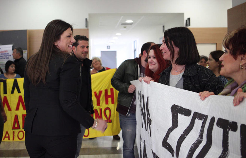 Χαμός στο Ειρηνοδικείο Αθηνών: Η Κωνσταντοπούλου μαζί με πλήθος εμπόδισαν πλειστηριασμούς (pics)