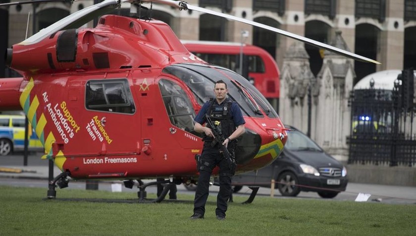 Επίθεση στο Λονδίνο - LIVE: Τρόμος με νεκρούς και τραυματίες στη Βρετανία (pics+vids) (2)