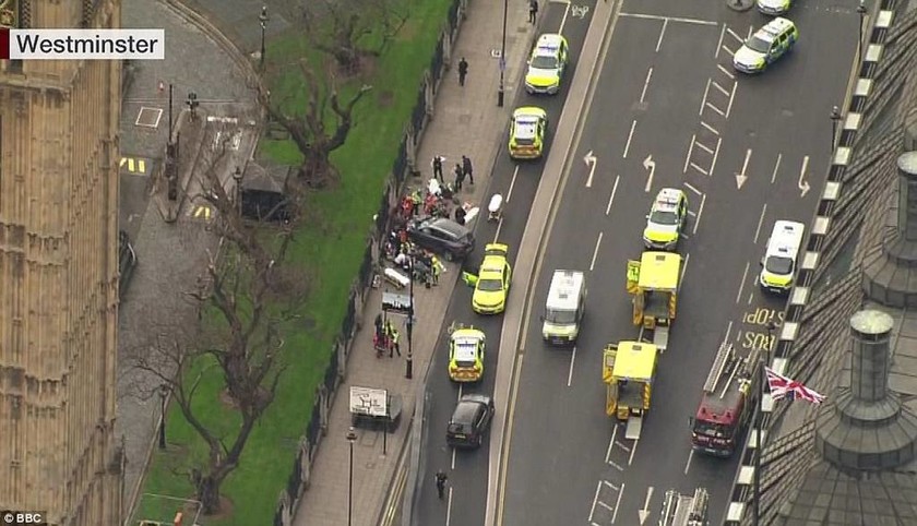 Επίθεση στο Λονδίνο - LIVE: Τρόμος με νεκρούς και τραυματίες στη Βρετανία (pics+vids) (2)