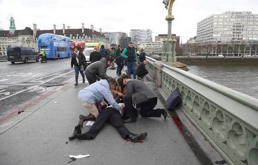 Επίθεση Λονδίνο: Αίμα και τρόμος - Οι φωτογραφίες που «πάγωσαν» τον πλανήτη 