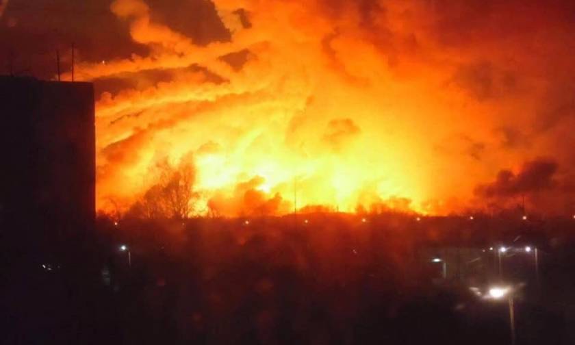 Χωρίς πυρομαχικά «έμειναν» οι Ουκρανοί: Τεράστια πυρκαγιά από σαμποτάζ σε αποθήκη με 138.000 τόνους