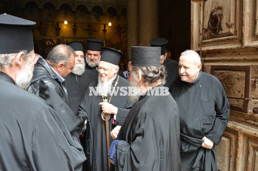 Αποκλειστικό Newsbomb.gr: O Οικουμενικός Πατριάρχης γονατίζει στο Γολγοθά (pics)