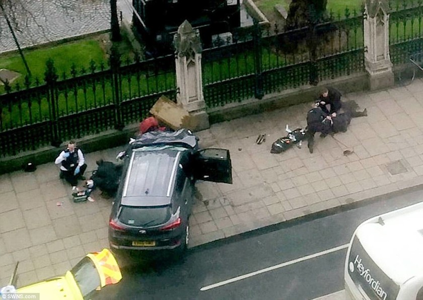 Επίθεση Λονδίνο: Το Ισλαμικό Κράτος ανέλαβε την ευθύνη για το τρομοκρατικό χτύπημα (Pics+Vids)