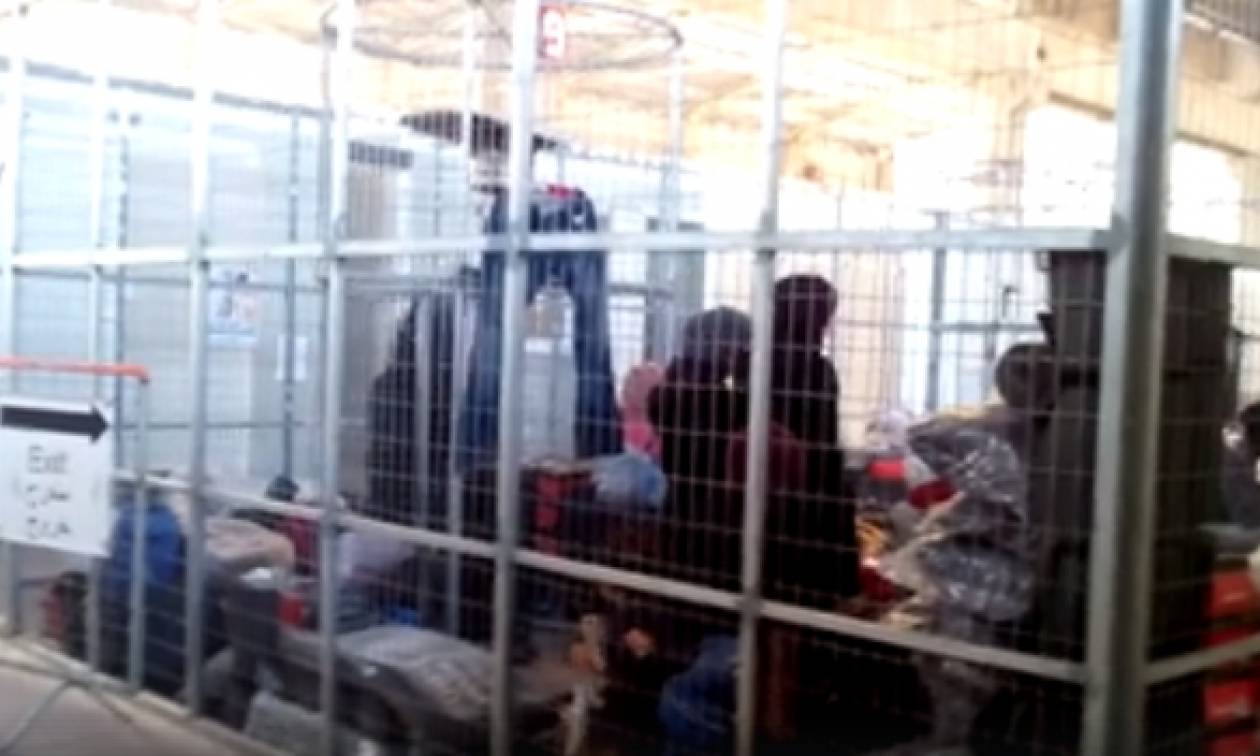 Βίντεο - σοκ: Στοιβάζουν μετανάστες σε κλουβιά στη Χίο