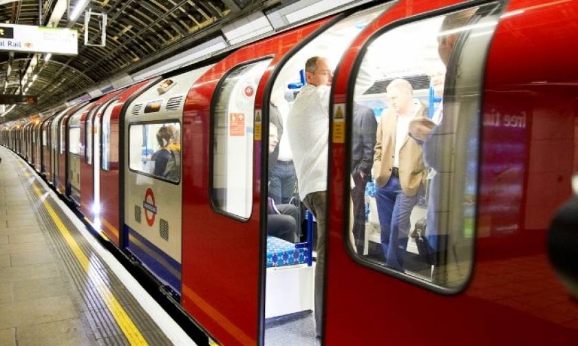 Επίθεση Λονδίνο: Μηνύματα αισιοδοξίας και συμπαράστασης σε σταθμούς του μετρό