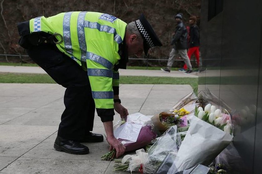 Λονδίνο: Απόκοσμη ησυχία, δάκρυα και κεράκια για τα θύματα της επίθεσης (video+pics)