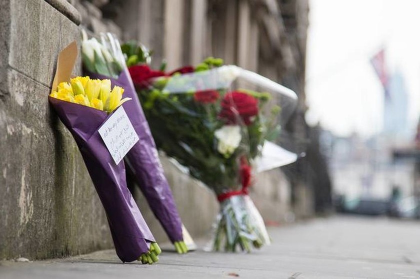 Λονδίνο: Απόκοσμη ησυχία, δάκρυα και κεράκια για τα θύματα της επίθεσης (video+pics)