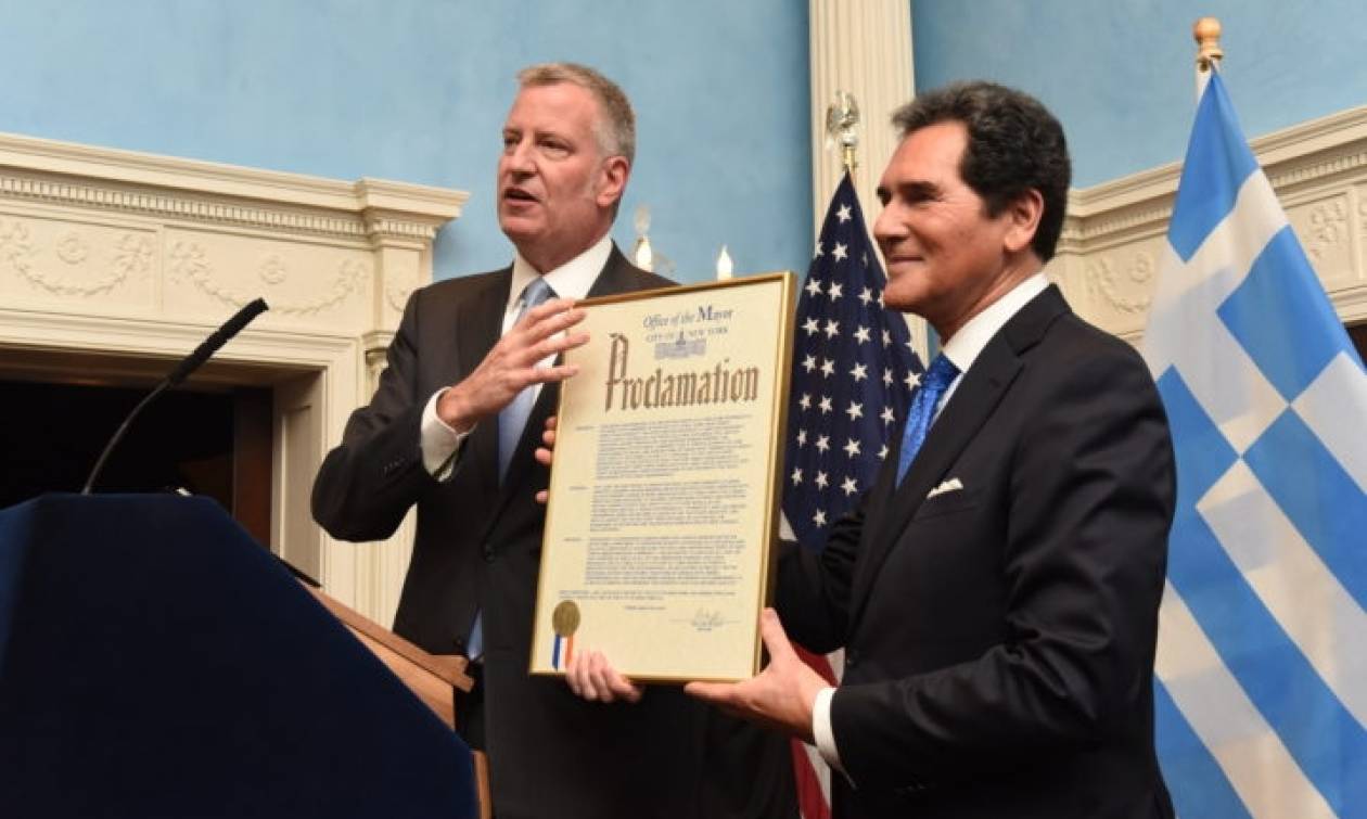 Ο δήμαρχος Νέας Υόρκης τιμά τον ομογενή παρουσιαστή Ερνι Ανάστο
