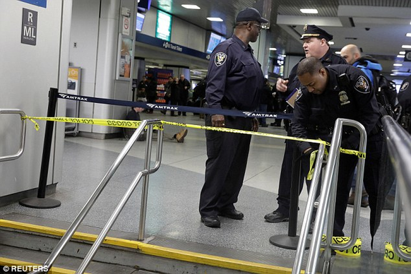 ΤΩΡΑ: Εκτροχιασμός τρένου στη Νέα Υόρκη - Τουλάχιστον τρεις τραυματίες (pics)