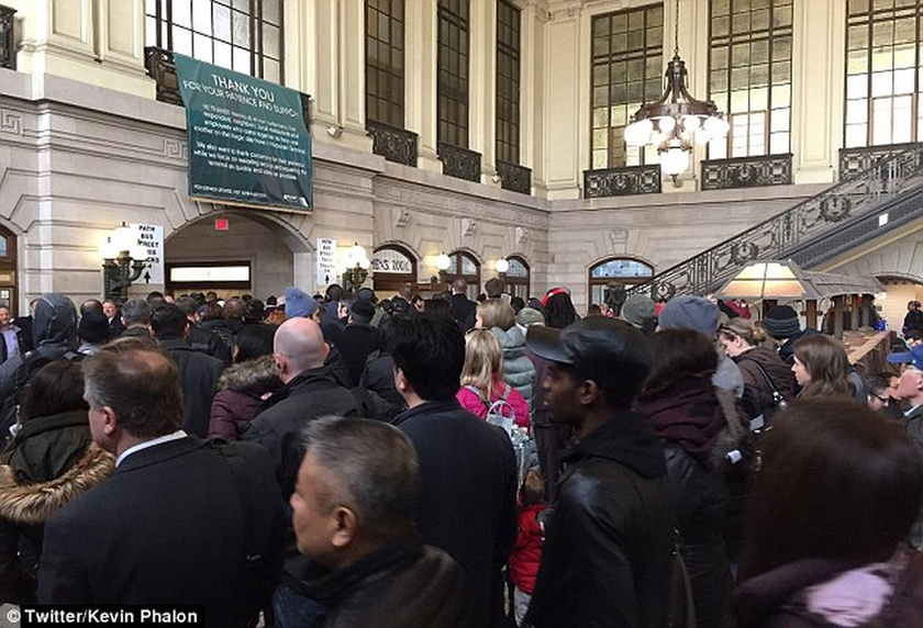 ΤΩΡΑ: Εκτροχιασμός τρένου στη Νέα Υόρκη - Τουλάχιστον τρεις τραυματίες (pics)