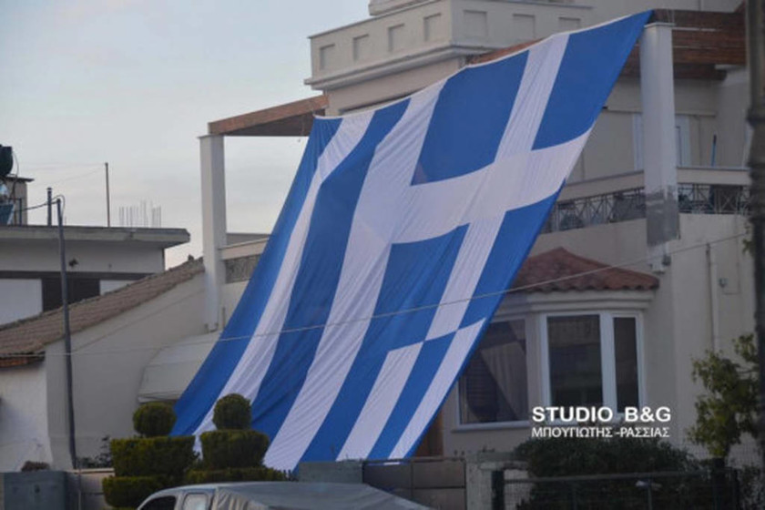 25η Μαρτίου: Κάλυψε το σπίτι του με την ελληνική σημαία! (pics&vid)