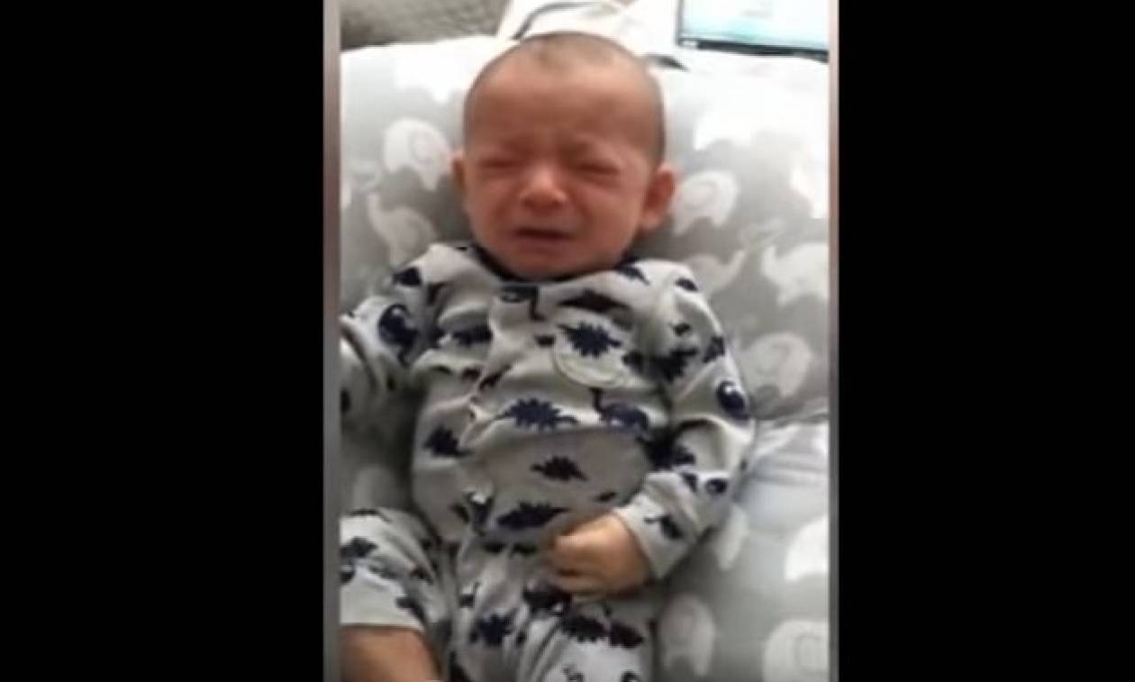 Φοβερό: Τι σκέφτηκε ένας πατέρας για να σταματήσει το κλάμα του μωρού του! (vid)