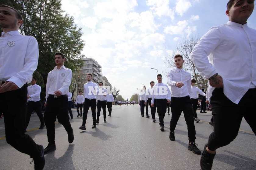 25η Μαρτίου - Θεσσαλονίκη: Σε εξέλιξη η μαθητική παρέλαση (pics)