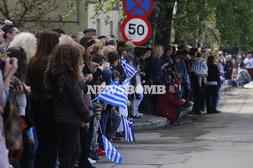25η Μαρτίου - Θεσσαλονίκη: Σε εξέλιξη η μαθητική παρέλαση (pics)