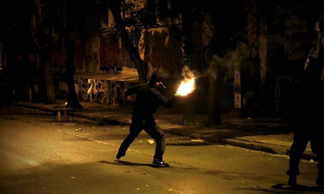 Στο... πόδι και πάλι η Αθήνα τα ξημερώματα από τις «μάχες» νεαρών με αστυνομικούς