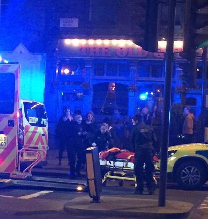 Νέος πανικός στο Λονδίνο: Άνδρες με μαχαίρια έριξαν το αυτοκίνητό τους πάνω σε πεζούς (pics+vid)