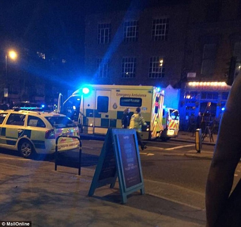 Νέος πανικός στο Λονδίνο: Άνδρες με μαχαίρια έριξαν το αυτοκίνητό τους πάνω σε πεζούς (pics+vid)