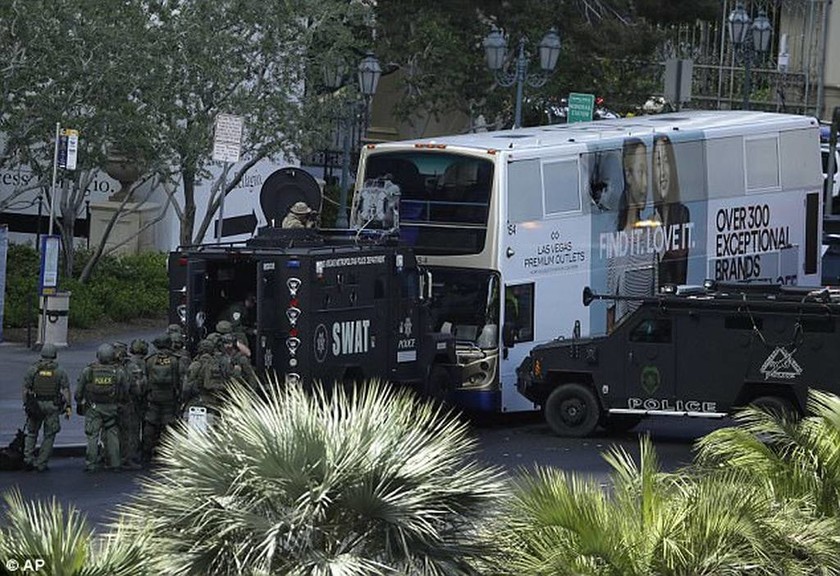 Σοκ: Πυροβολισμοί σε λεωφορείο στο Λας Βέγκας - Ένας νεκρός (pics+vid)