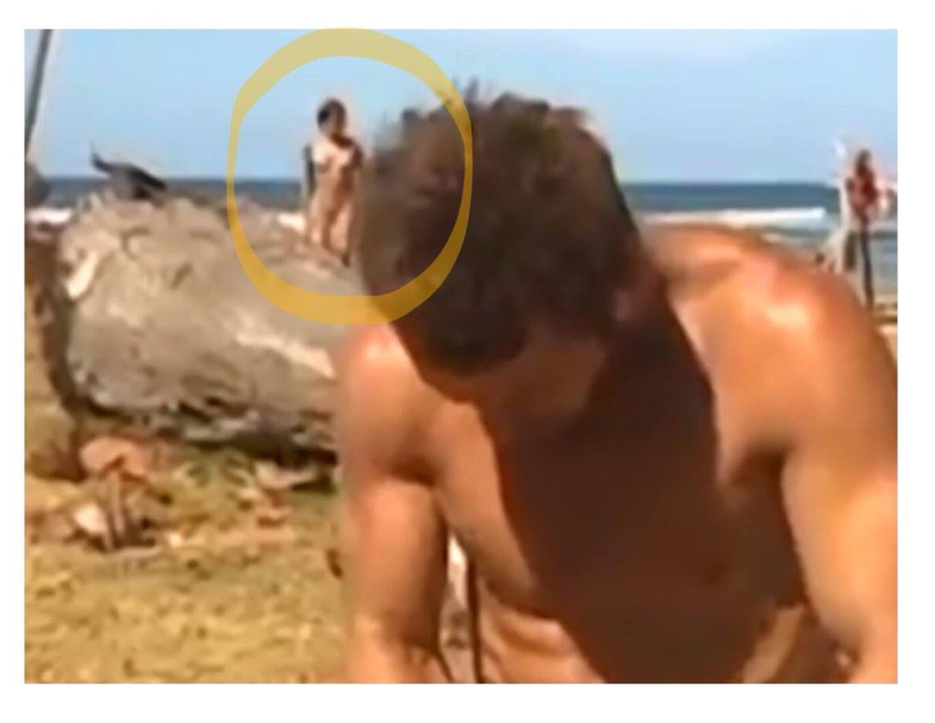 Survivor: Πλάνο «φωτιά» - Η γυμνή γυναίκα πίσω από τον Αγγελόπουλο στην παραλία (photo)