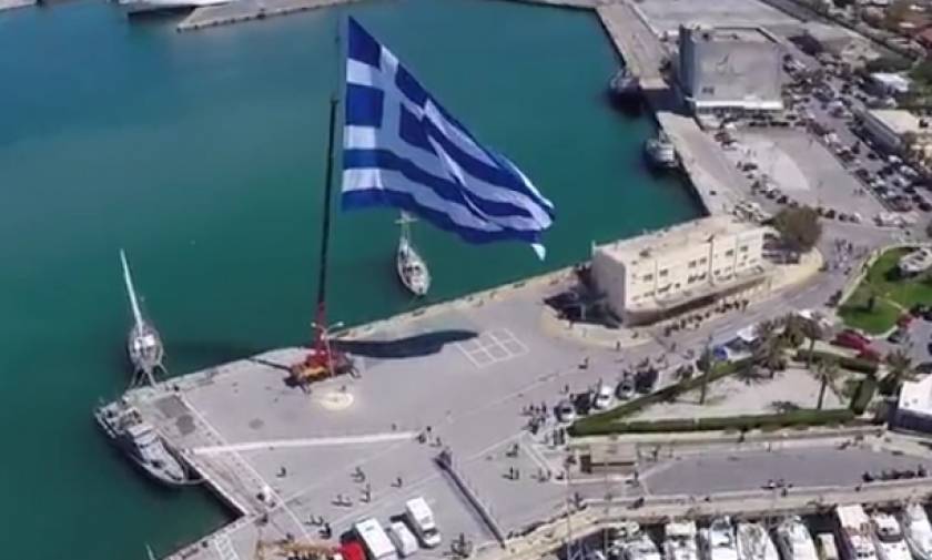 Η ελληνική σημαία που σκέπασε το λιμάνι του Ηρακλείου