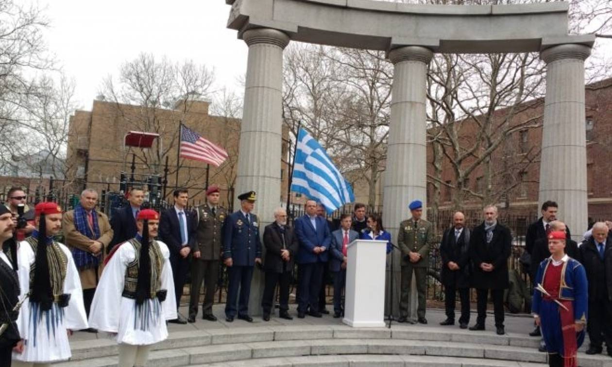 Tελετή έπαρσης της σημαίας στην Πλατεία Αθηνών της Αστόριας