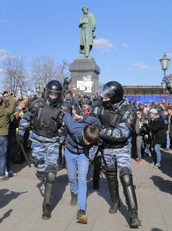 Ρωσία: Σε φυλάκιση καταδικάστηκε ο κύριος αντίπαλος του Πούτιν, Αλεξέι Ναβάλνι (Pics+Vids)