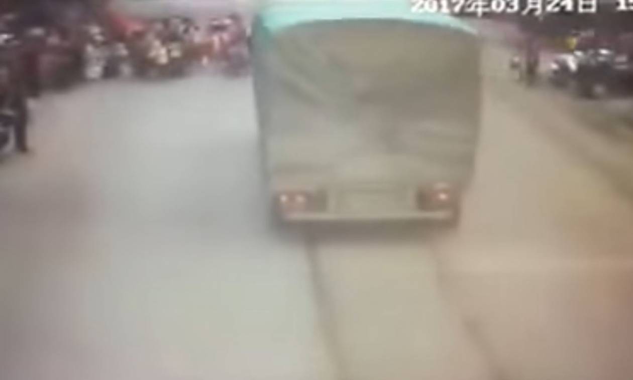 Βίντεο σοκ: Οδηγός φορτηγού παρασέρνει μαθητές και τους σκοτώνει (ΣΚΛΗΡΕΣ ΕΙΚΟΝΕΣ)