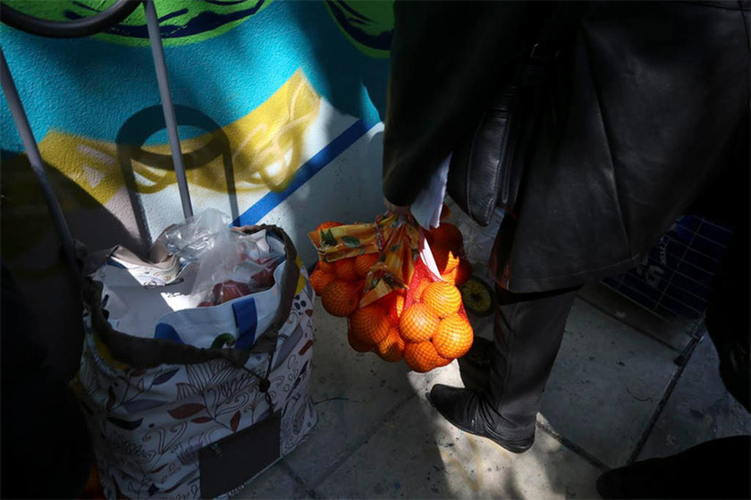 Θεσσαλονίκη: Τεράστιες ουρές για λίγα δωρεάν τρόφιμα (pics)