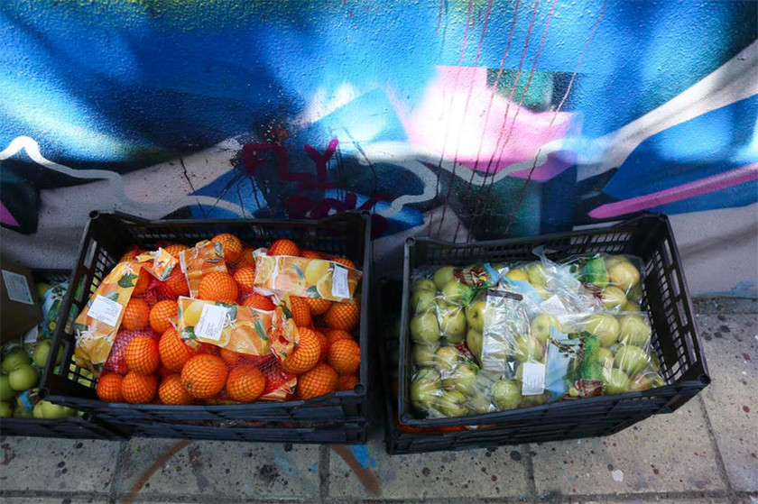 Θεσσαλονίκη: Τεράστιες ουρές για λίγα δωρεάν τρόφιμα (pics)