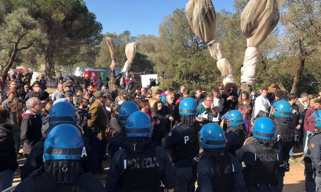 Ιταλία: Συμπλοκές αστυνομίας - ακτιβιστών που προσπαθούσαν να σώσουν αιωνόβια ελαιόδεντρα