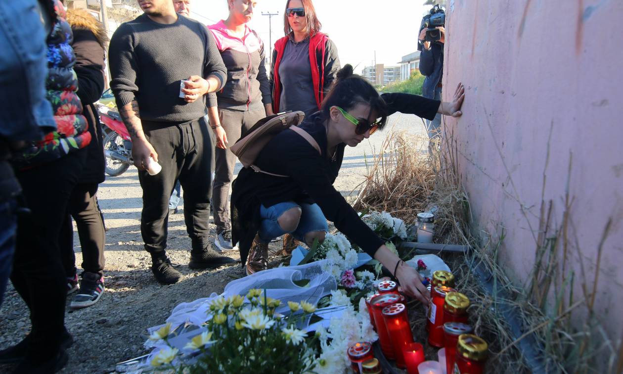 Τροχαίο Εύοσμος: Λουλούδια και σημειώματα στο σημείο που σκοτώθηκαν οι τέσσερις νεαροί (pics)
