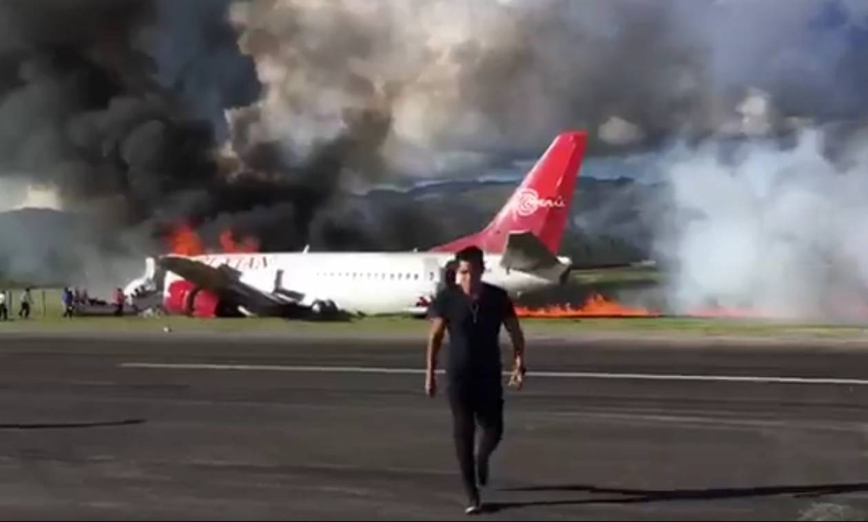 Πτήση στον τρόμο: Αεροπλάνο με 141 επιβάτες τυλίγεται στις φλόγες – Δείτε συγκλονιστικά βίντεο