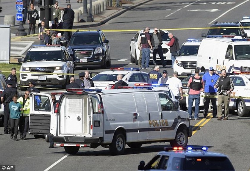 Συναγερμός στις ΗΠΑ: Πήγε να παρασύρει αστυνομικούς με αυτοκίνητο κοντά στο Καπιτώλιο (pics+vid)