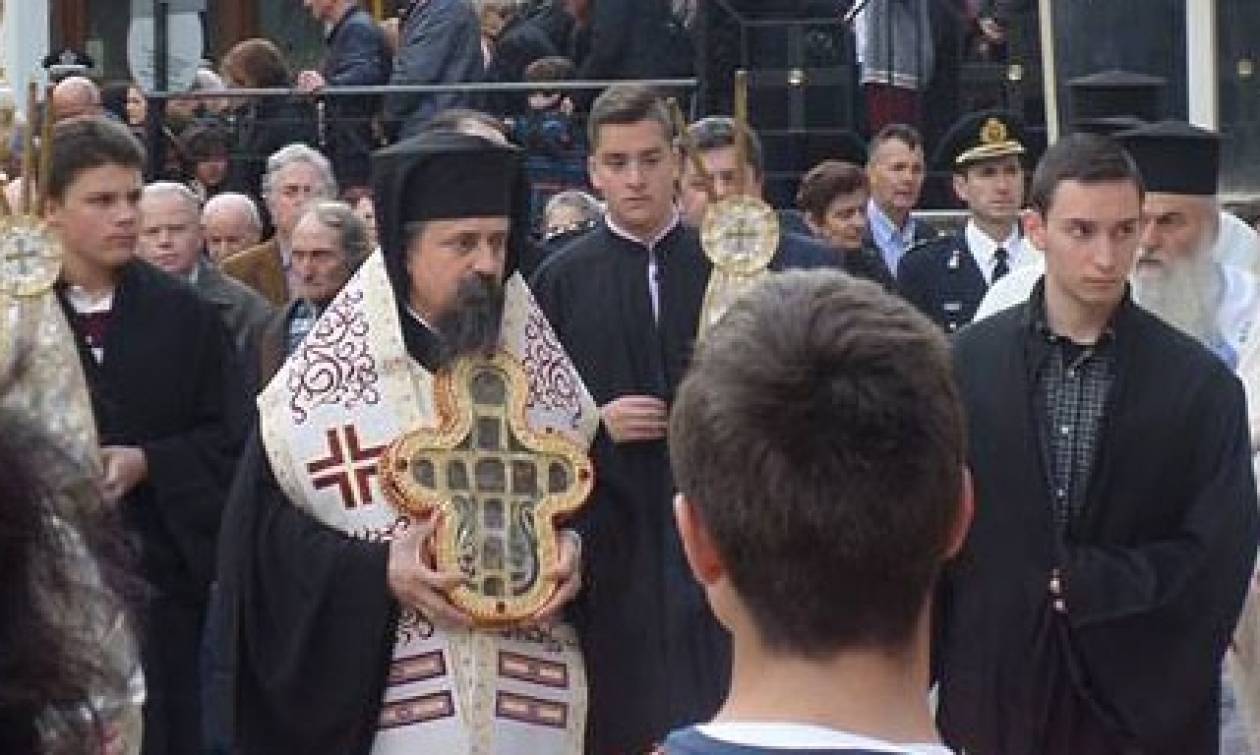 Τον Τίμιο Σταυρό υποδέχθηκε ο Μητροπολίτης Καρπενησίου (video)