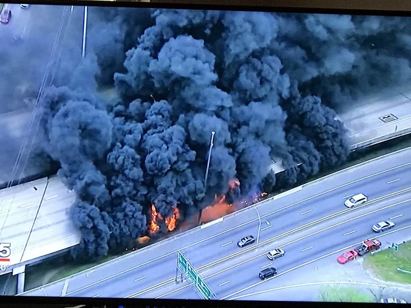 Τρόμος στις ΗΠΑ: Κατέρρευσε γέφυρα από τεράστια πυρκαγιά στην Ατλάντα – Συγκλονιστικές εικόνες