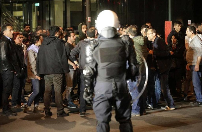 Άγριο ξύλο μεταξύ οπαδών και αντιπάλων του Ερντογάν στις Βρυξέλλες - Τουλάχιστον έξι τραυματίες